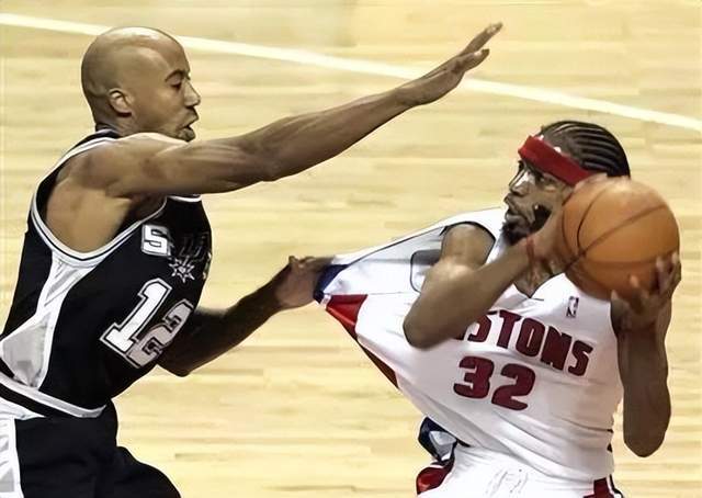 开云app-25岁才进入NBA，30岁成首发，生涯才6+2+1，却被退役了球衣！