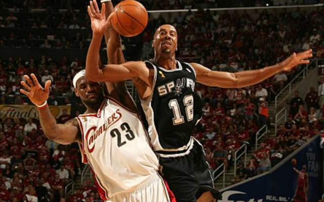 开云app-25岁才进入NBA，30岁成首发，生涯才6+2+1，却被退役了球衣！