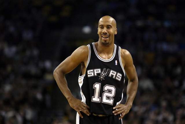 开云app-25岁才进入NBA，30岁成首发，生涯才6+2+1，却被退役了球衣！