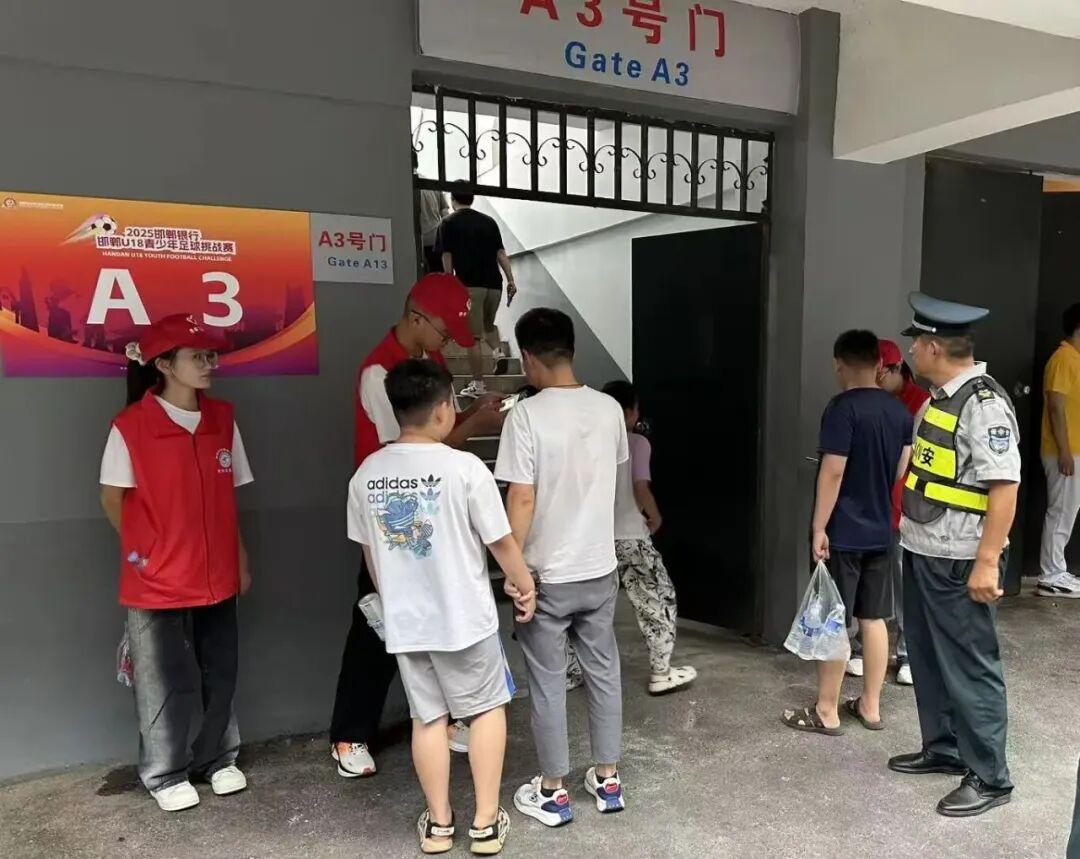 kaiyun官网-爱邯郸 做贡献丨青年志愿者持续助力邯郸市青少年U18足球挑战赛（二）